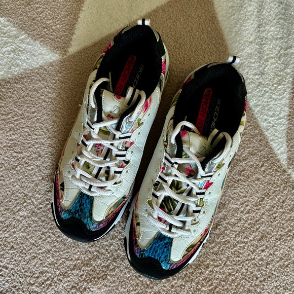 Ladies Skechers D’Lites air-cooled memory foam athletic shoes - Picture 2 of 16